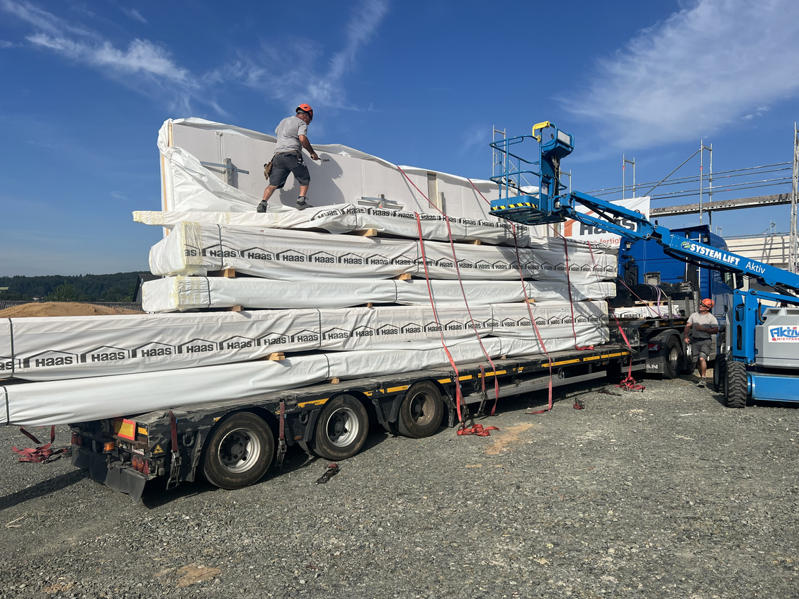 Delivery of components to the new construction site
