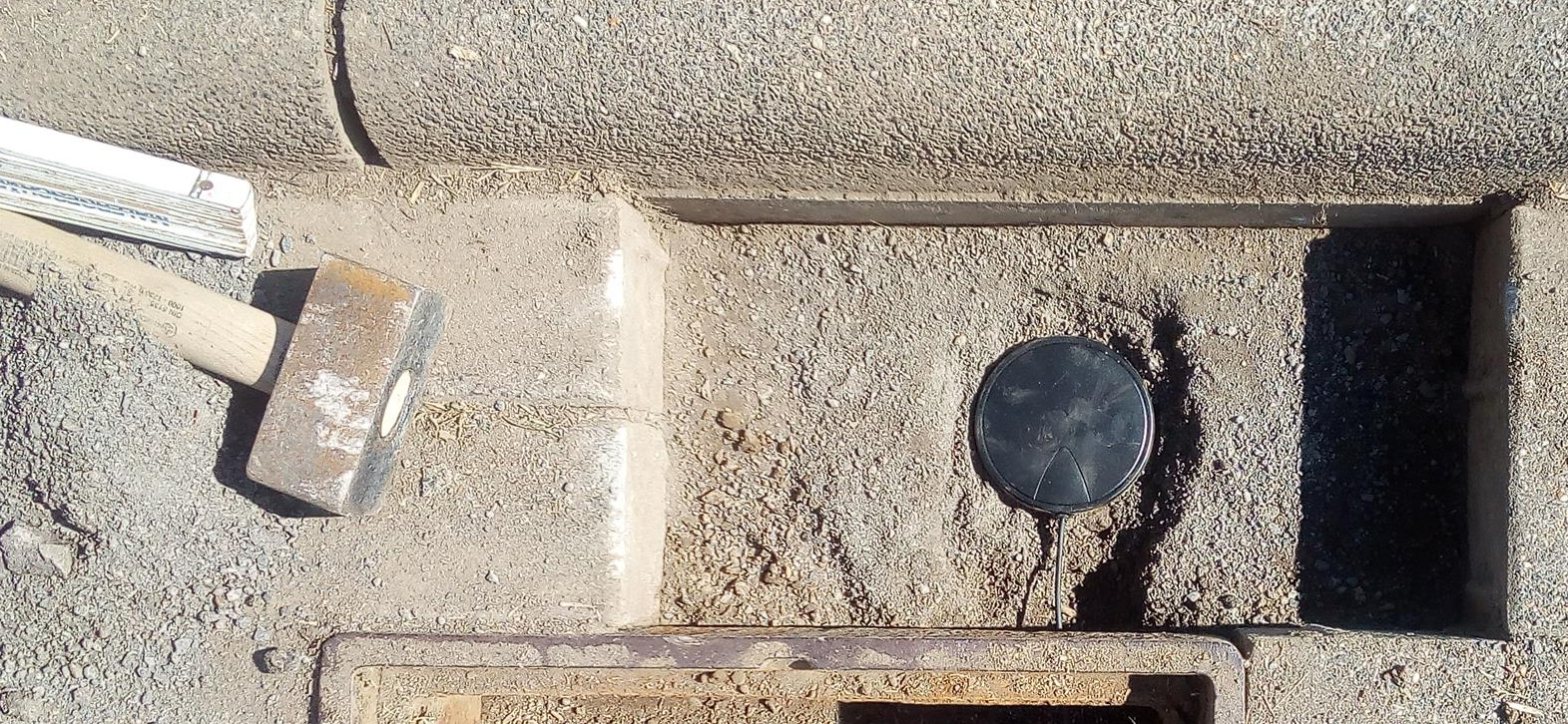 Installation of an underground antenna at the roadside